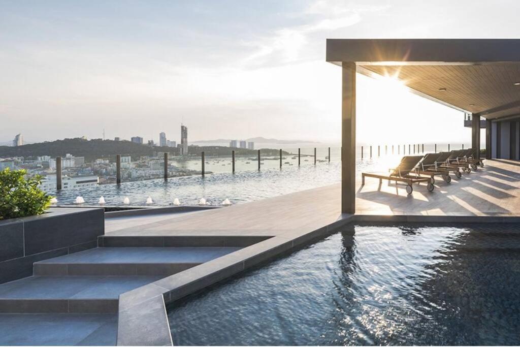 The Base Condo Center Of Pattaya Rooftop Swimming Pool Exteriör bild