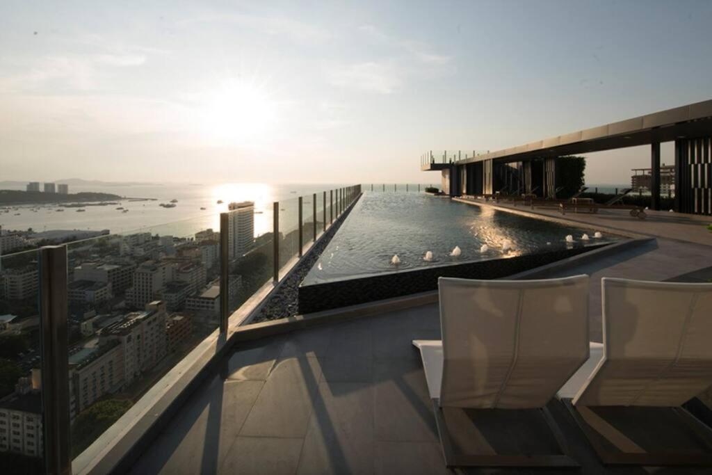The Base Condo Center Of Pattaya Rooftop Swimming Pool Exteriör bild